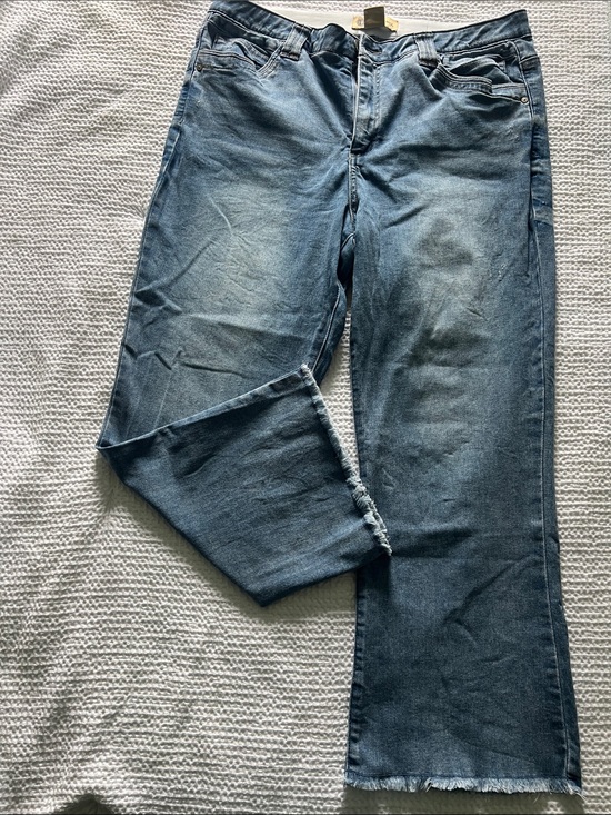 Democracy Denim - Democracy Cropped frayed bottom jeans